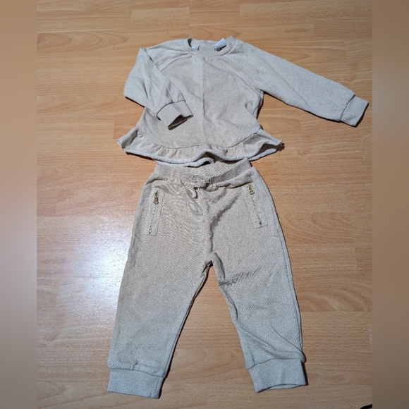 🛍️4 For $15🛍️Kardashian Kids Cream Sweatshirt and Jogger Set Cream/Gold Style - Picture 1 of 9